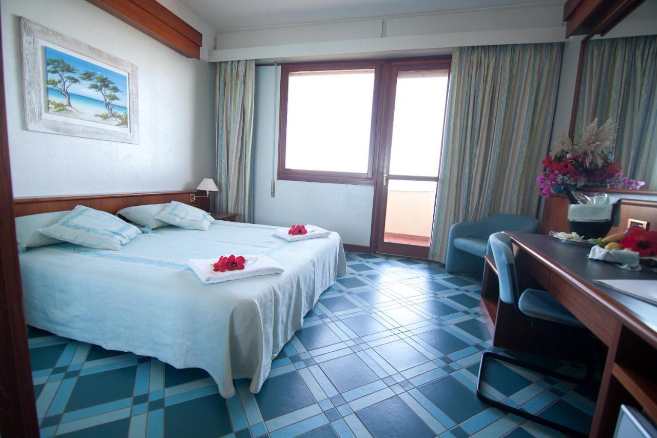 Club Esse Roccaruja Hotel Стинтино Екстериор снимка